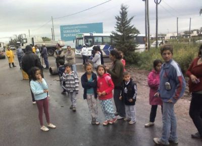 Familias del barrio 500 Viviendas se manifiestaron por el mal estado de las calles