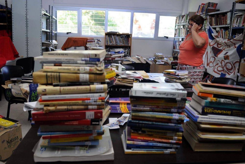 Las lluvias inundaron biblioteca inaugurada hace solo 2 meses