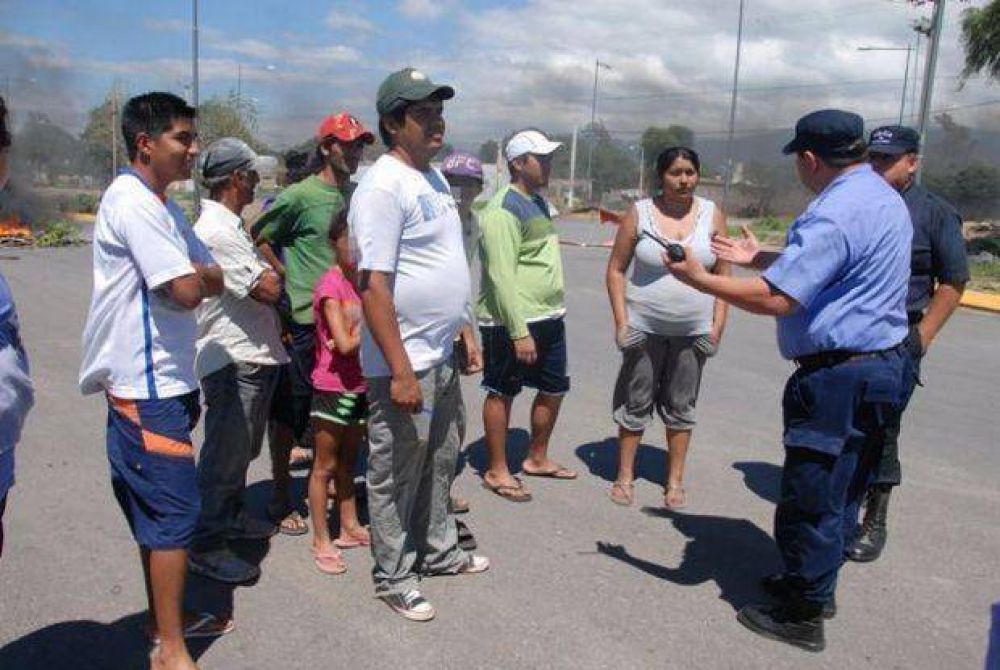 Bronca y protesta por las obras de desag�es en barrios del sur
