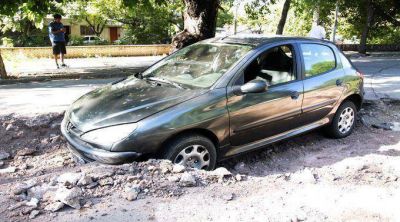 Por falta de se�alizaci�n cae con su coche en un pozo
