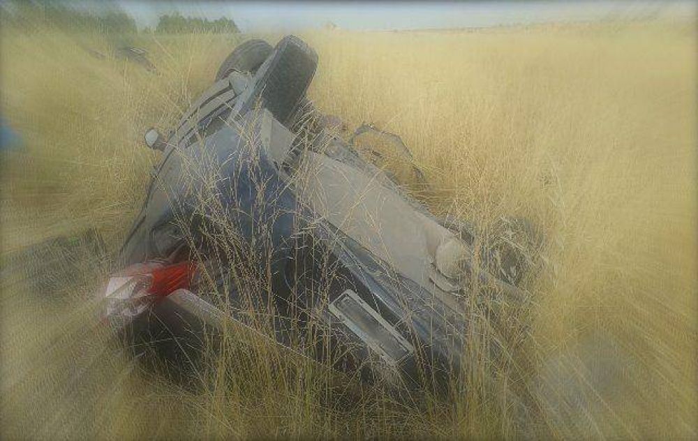 Un muerto al volcar un auto en la autopista C�rdoba-Rosario