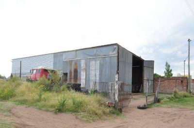 Podr�an desalojar a la familia que ocup� un terreno que le entreg� el municipio
