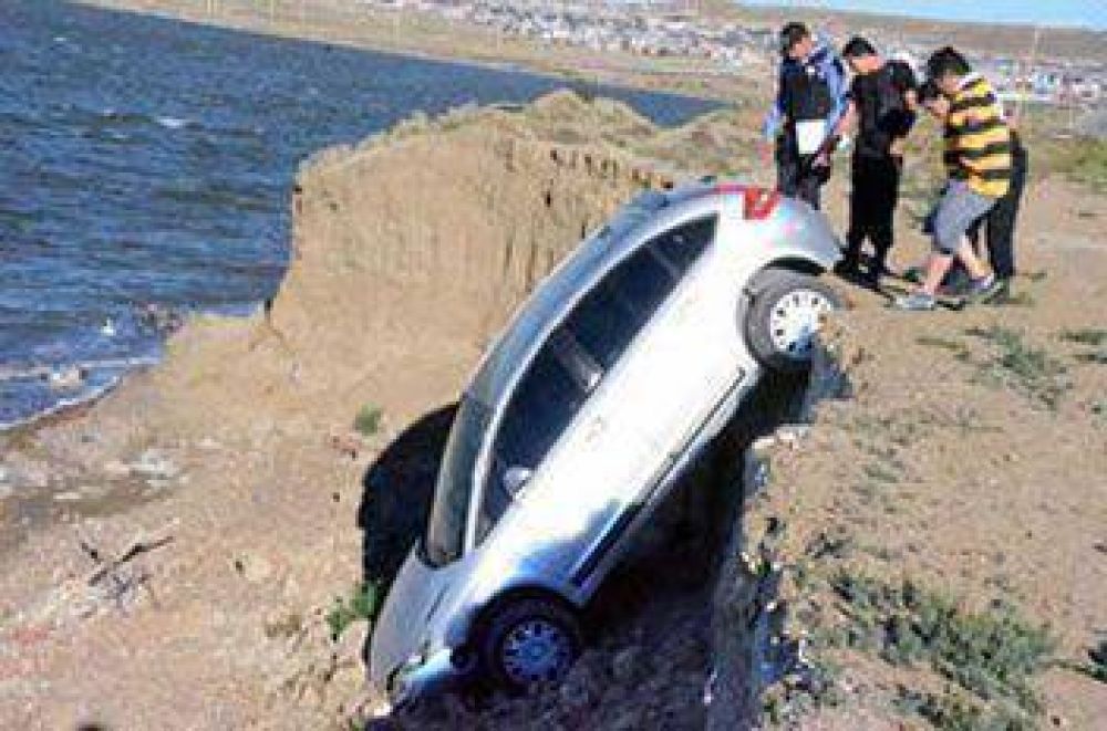 CALETA: ROBARON AUTO Y LO ARROJARON A UNA LAGUNA
