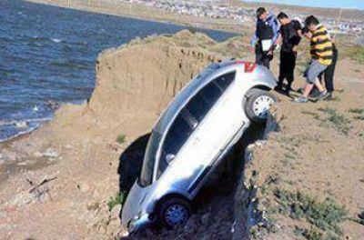 CALETA: ROBARON AUTO Y LO ARROJARON A UNA LAGUNA