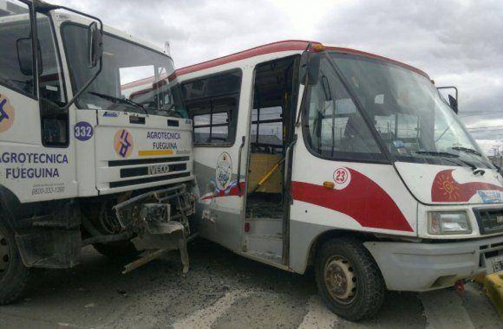 Cami�n recolector de basura embisti� a un colectivo