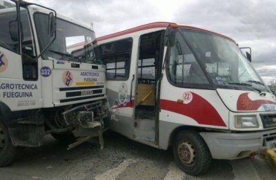 Cami�n recolector de basura embisti� a un colectivo