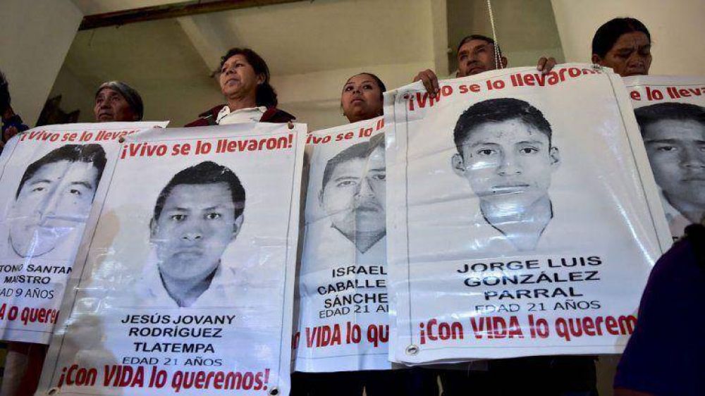 Los padres de los 43 mexicanos desaparecidos temen por la seguridad de forenses argentinos