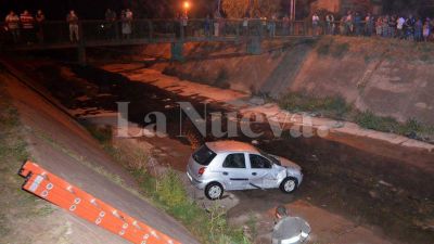 Una mujer perdi� el control del auto y cay� al canal Maldonado; sufri� distintos golpes