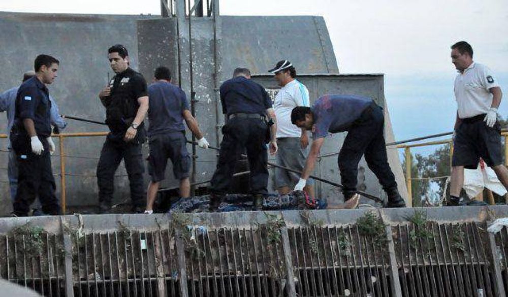 Se ba�aba en un canal, lo arrastr� la corriente y muri� ahogado