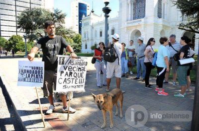 Despu�s de volver a inundarse, vecinos le exigieron respuestas a Bruera
