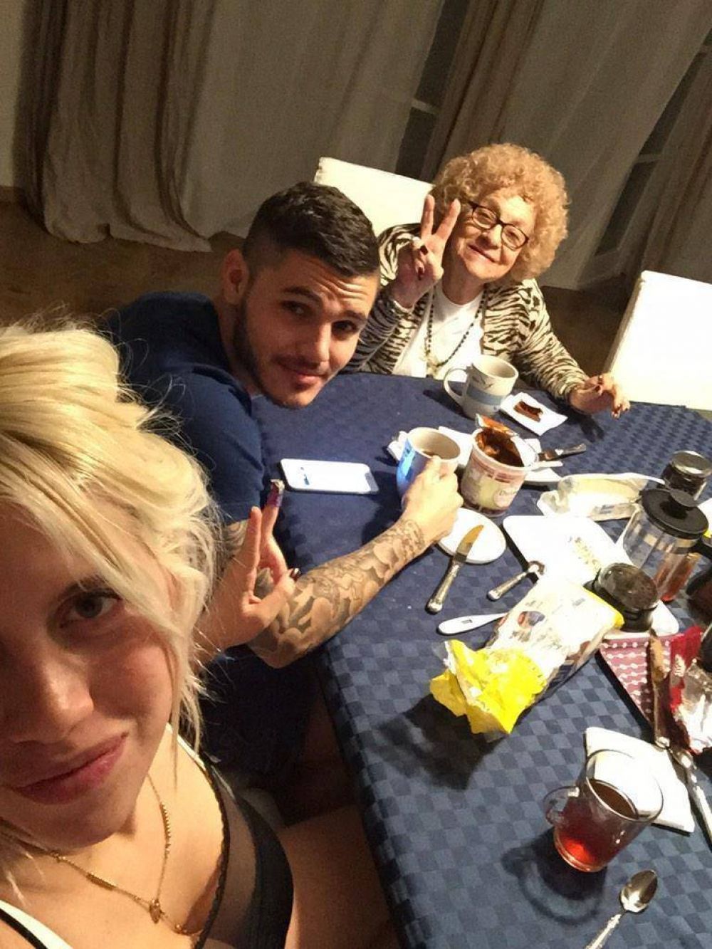 Las chuzas de Wanda reci�n levantada: impresionable selfie en el desayuno