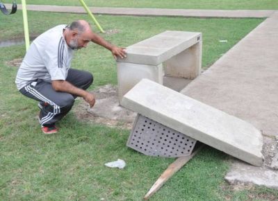 Un ni�o jugaba en la plaza y un cesto le cort� un dedo del pie izquierdo