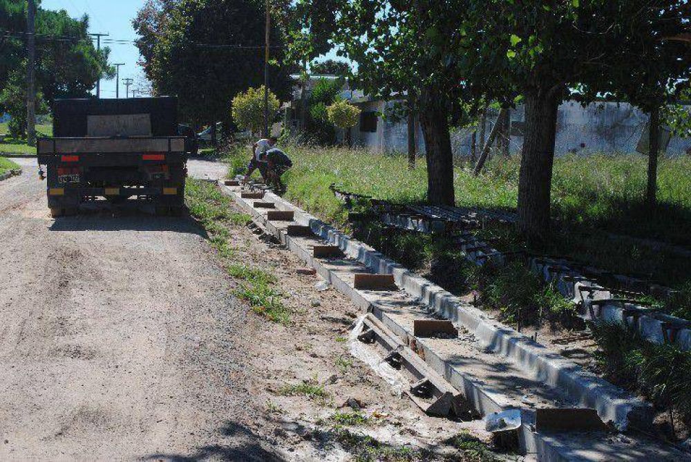 Con la utilizaci�n de piezas intertrabadas: Avanza la obra de pavimentaci�n en la calle Scalabrini Ortiz