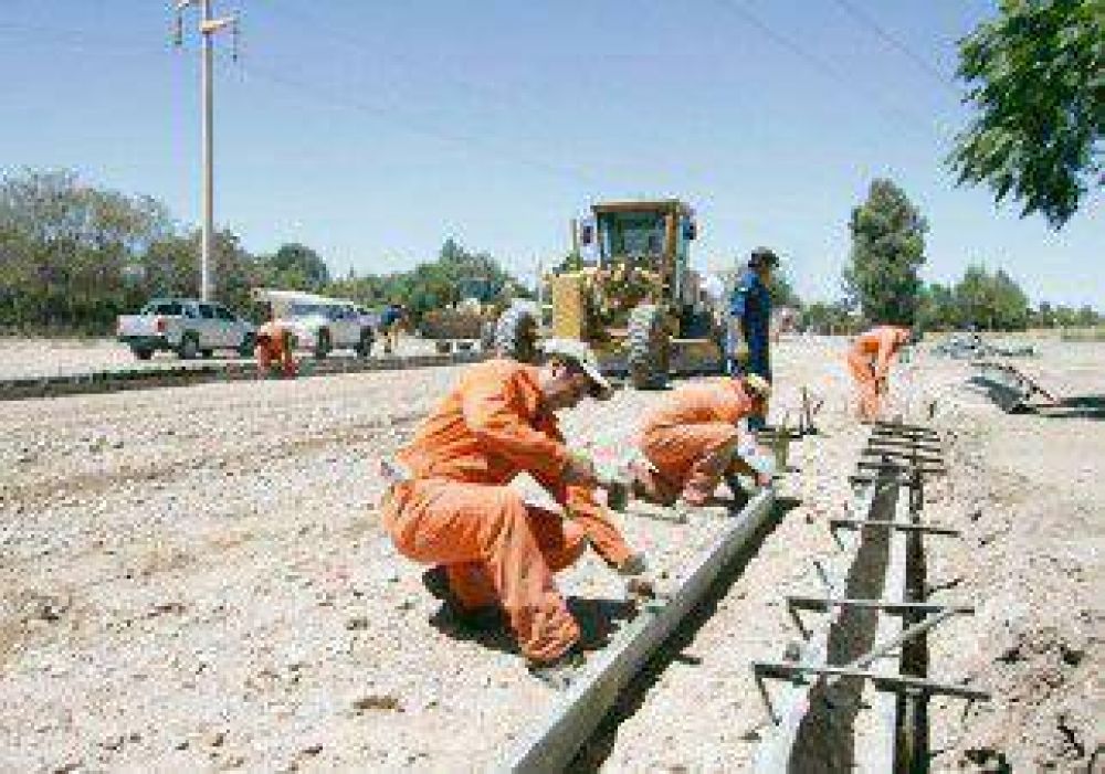 Crece el apuro para asfaltar 46 cuadras en Centenario 
