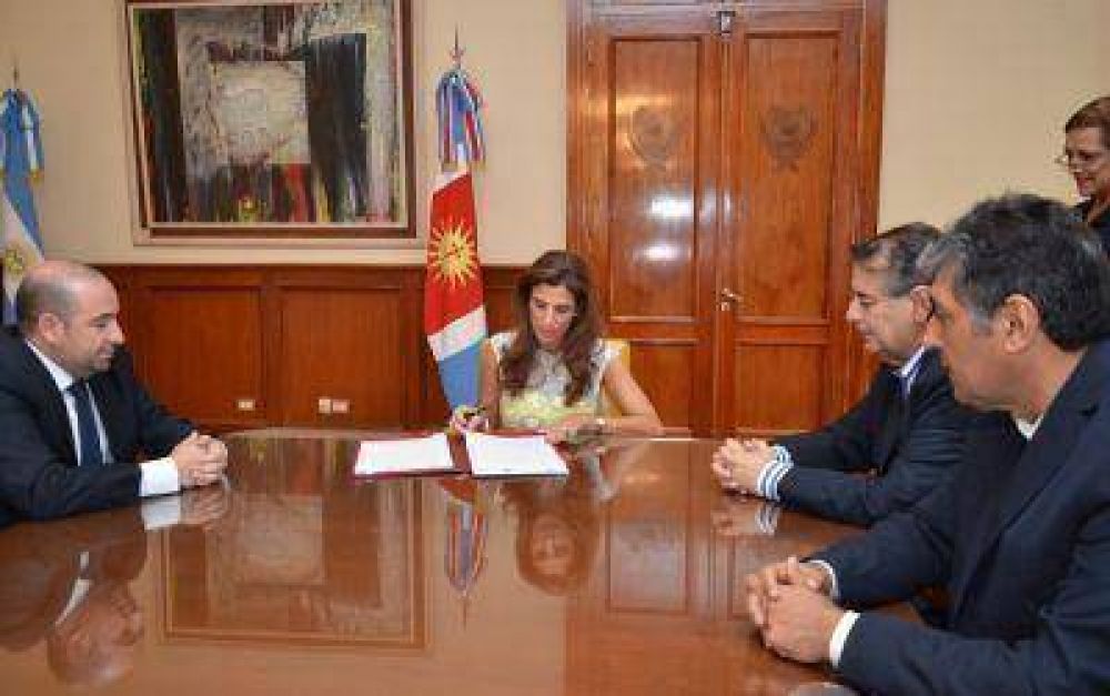 La Gobernadora firm� importantes convenios con el municipio de La Banda