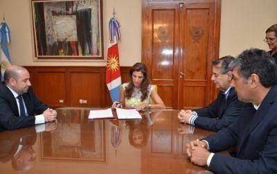 La Gobernadora firm� importantes convenios con el municipio de La Banda