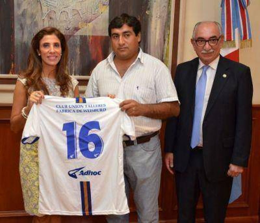 La Gobernadora entreg� indumentaria y realiz� importante anuncio para los clubes del Federal C