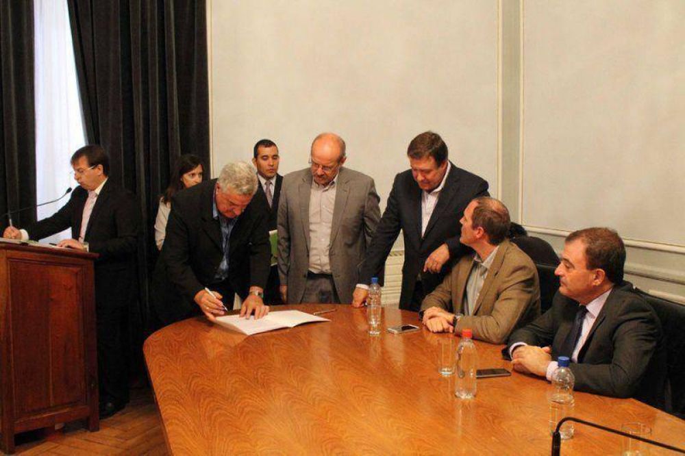 El Gobernador firm� convenios con los Municipios que requirieron el servicio electoral para el 3 de mayo