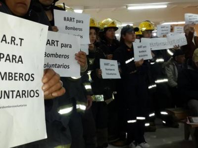 Tras los anuncios, los bomberos contin�an reclamando una ART