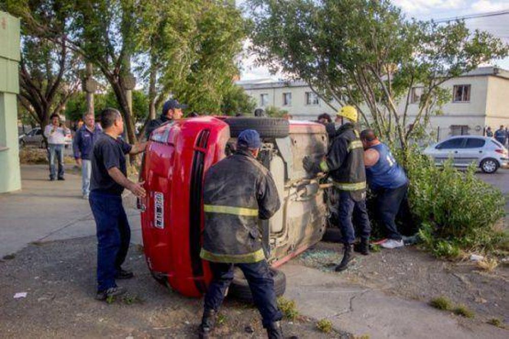 Vuelco en la zona del Hospital: El responsable se dio a la fuga