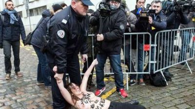 Activistas de Femen con el torso desnudo treparon al auto de Strauss-Kahn