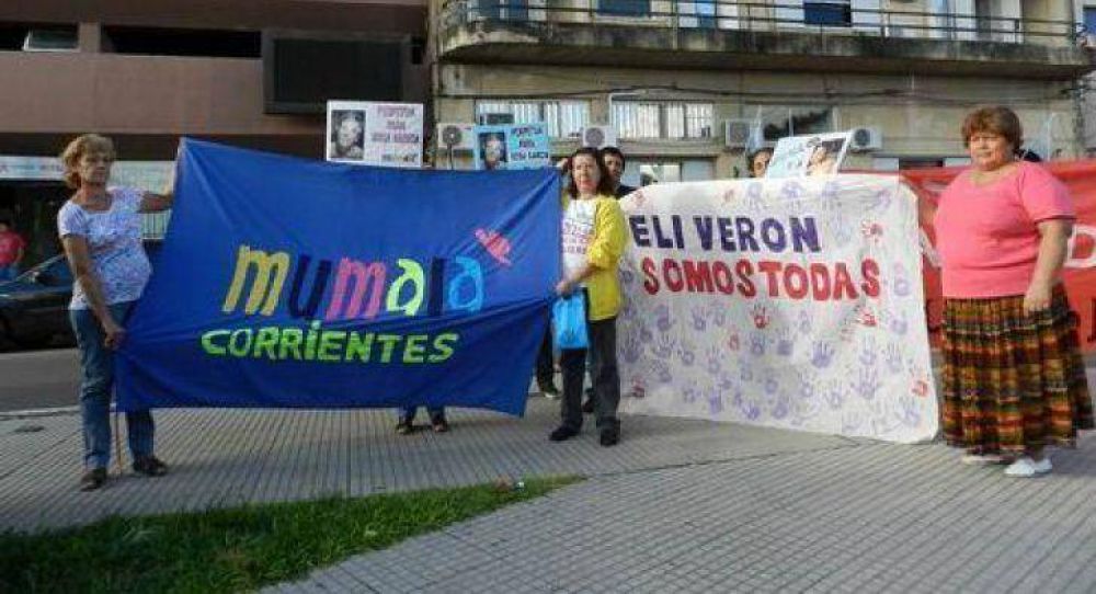 Mujeres unen sus voces y le dicen 