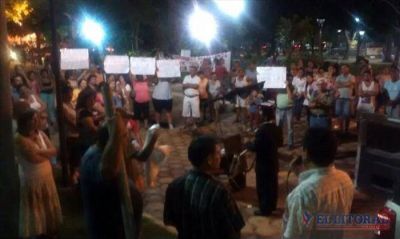En la misma plaza, Otazo recibi� apoyo como intendente y ediles pidieron su desalojo