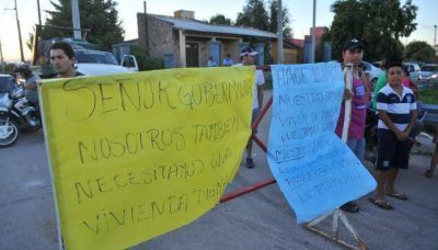 Protesta de vecinos de Los Cortaderos por yuyos altos y falta de limpieza de terrenos