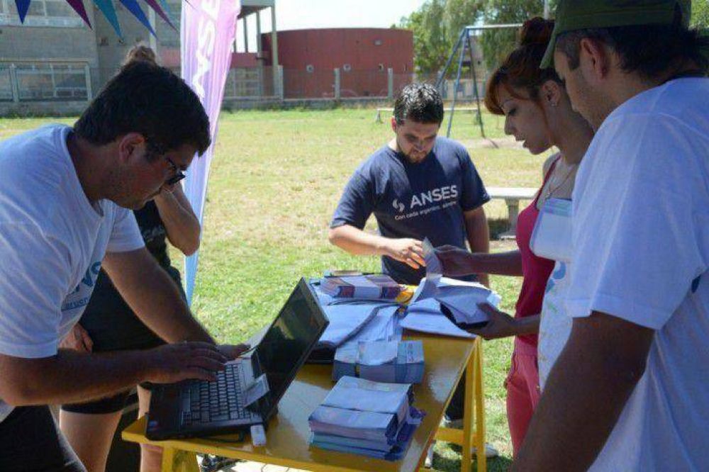 M�s 500 familias del barrio Centenario fueron visitadas por personal de ANSES