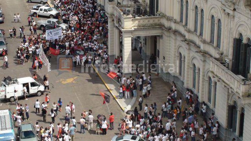 Paran�: marcharon los docentes al inicio del ciclo escolar