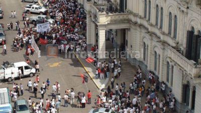 Paran�: marcharon los docentes al inicio del ciclo escolar