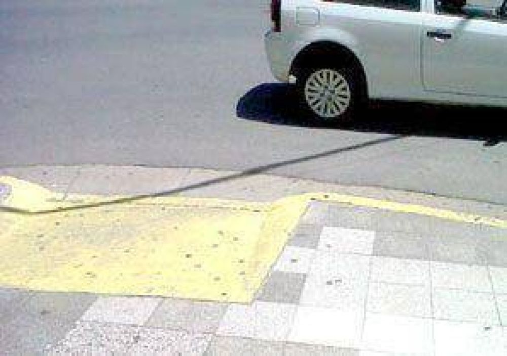 En Jun�n, los automovilistas estacionan tapando las rampas para discapacitados