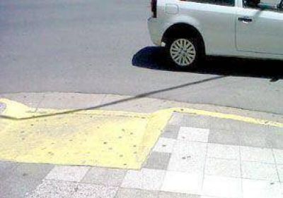 En Jun�n, los automovilistas estacionan tapando las rampas para discapacitados