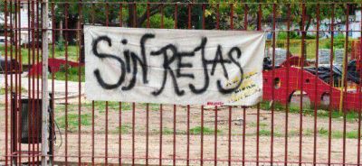 Vecinos �de guardia� contra las rejas en el Parque Lezama
