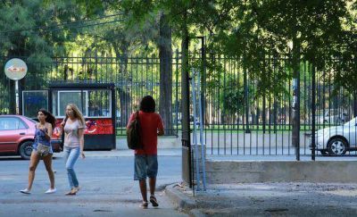 Cercan y cierran de noche las manzanas de cuatro facultades