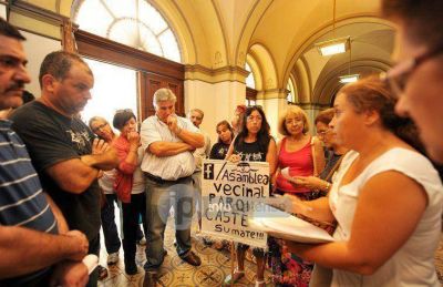Luego de 2 a�os de espera, Bruera recibi� a asambleas de inundados