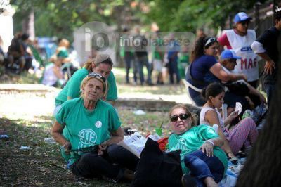 Contin�a el acampe de ATE en Educaci�n