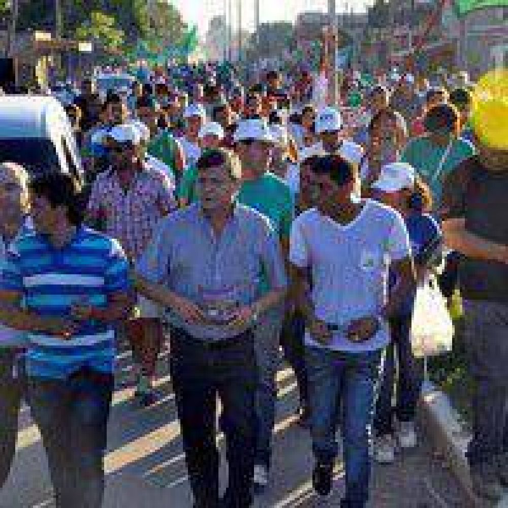 Peppo camina Resistencia llevando la propuesta de un estado comprometido con la gente