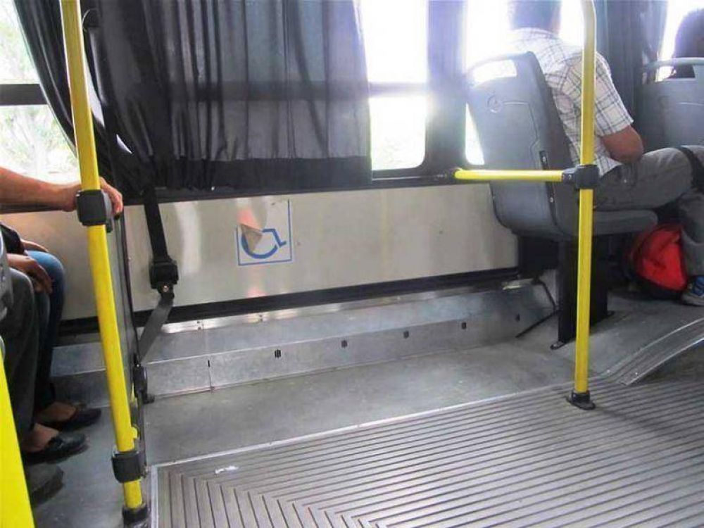 Discapacitados: solo hay un micro adaptado en el sur