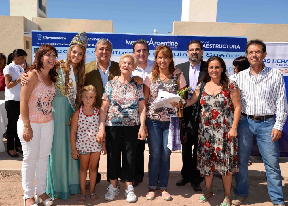 P�rez entreg� nuevas viviendas en Las Heras