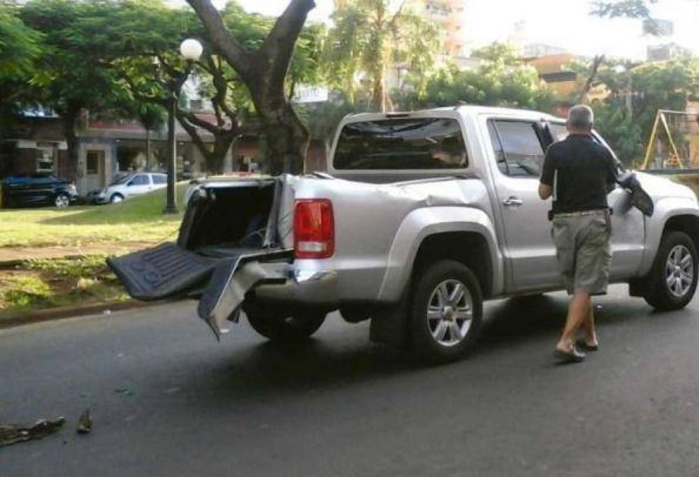 Posadas: Cay� un �rbol sobre una camioneta y dej� dos hombres heridos