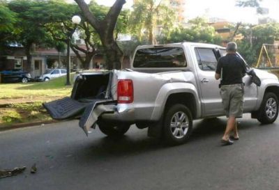 Posadas: Cay� un �rbol sobre una camioneta y dej� dos hombres heridos