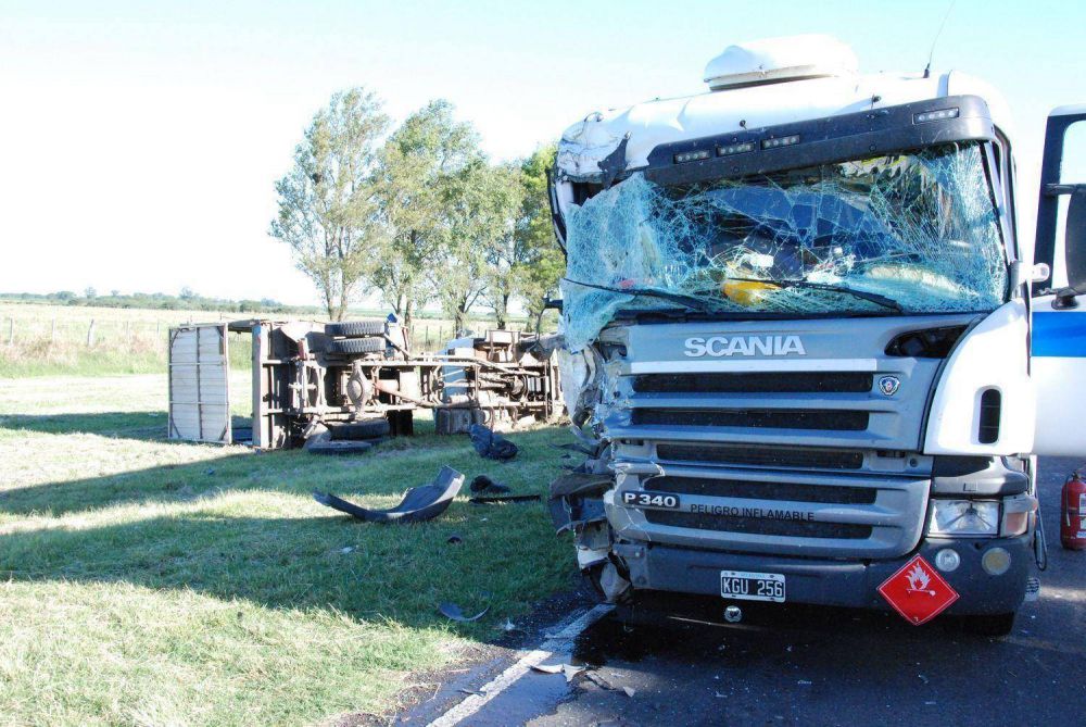 Dos camiones colisionaron frontalmente en la Ruta 35