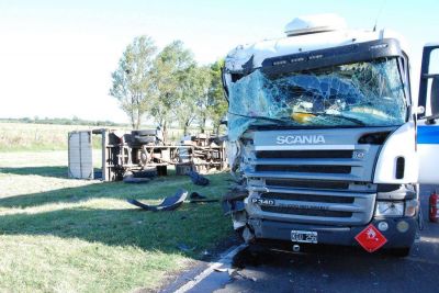 Dos camiones colisionaron frontalmente en la Ruta 35
