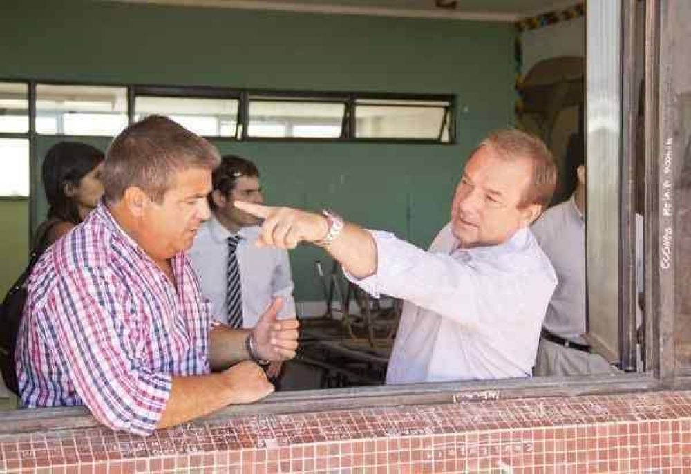 El diputado Caputo recorri� obras de infraestructura escolar