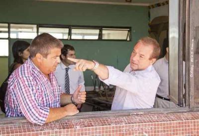 El diputado Caputo recorri� obras de infraestructura escolar