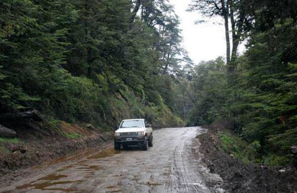 Contin�an las obras de pavimentaci�n del camino al lago Lolog