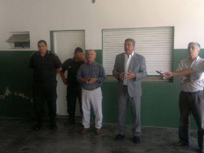 Enrique Slezack present� nuevos efectivos policiales para Berisso