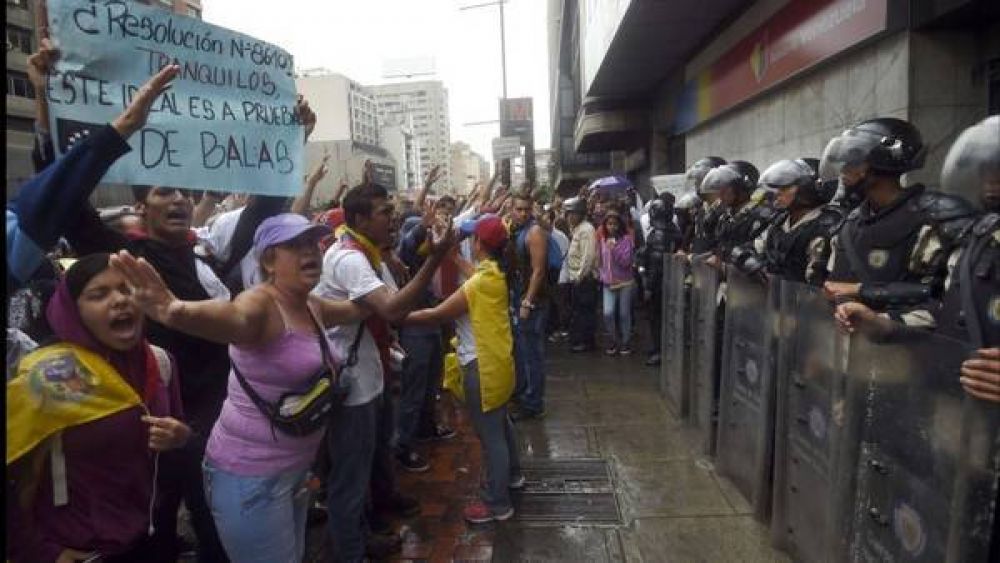 Venezuela libera el d�lar y aumenta 40% el transporte