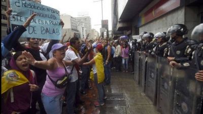 Venezuela libera el d�lar y aumenta 40% el transporte